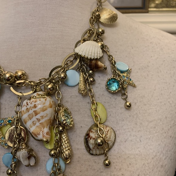 Amazing seashell necklace. A statement piece!!! TS - Picture 4 of 6
